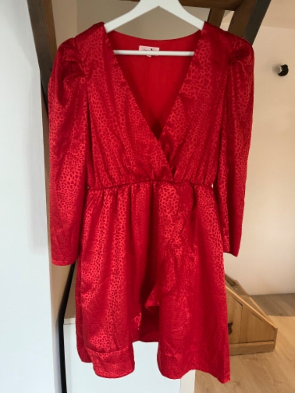Robe rouge satinée