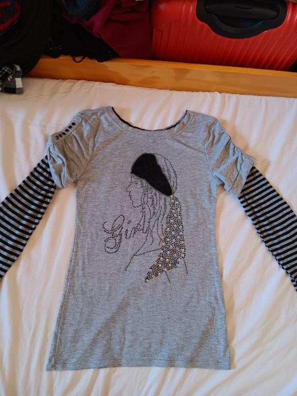 T Shirt Taillé 16 Ans avec l'effigie d'une jeune adolescente