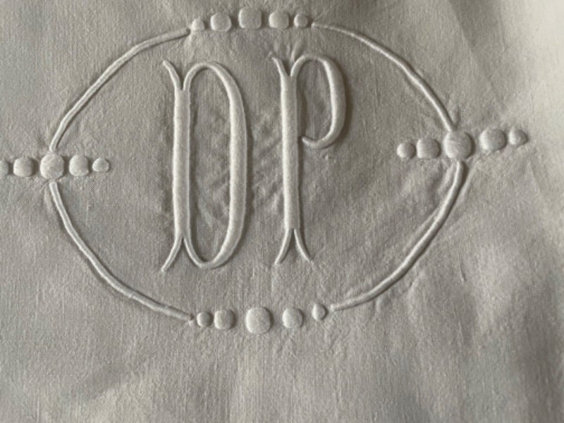 Drap ancien brodé
