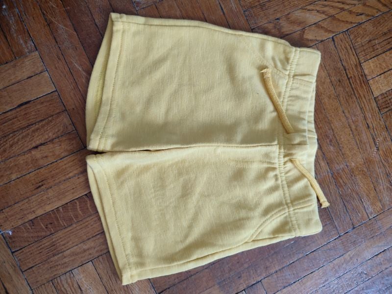 Short jaune