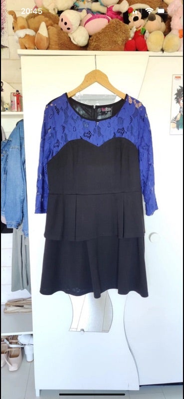 Robe noir avec dentelles bleues