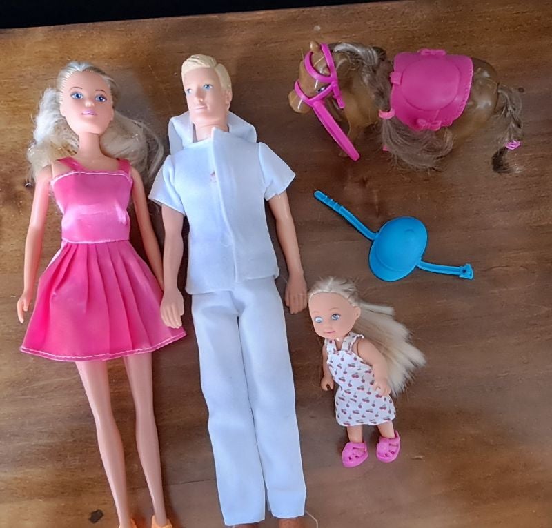 Lot famille barbie très bon etat
