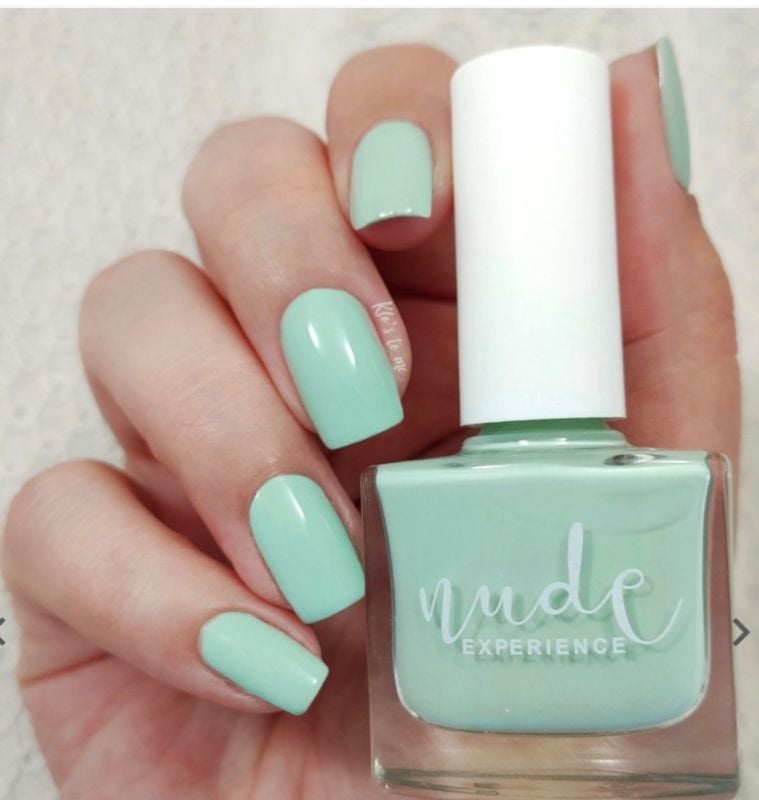 Vernis vert pastel nude expérience