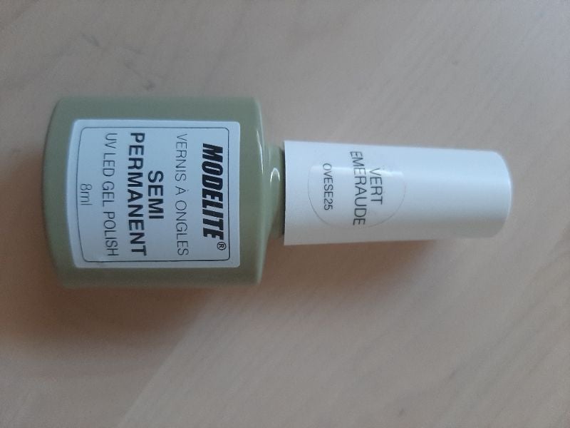 Vernis à ongles semi permanent vert emeraude