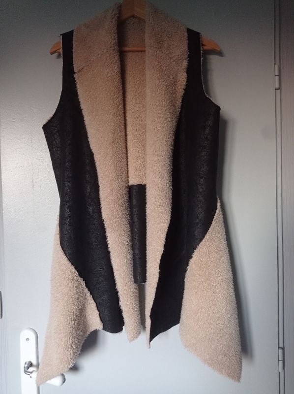 Gilet sans manche évasé - Fausse fourrure. T.U