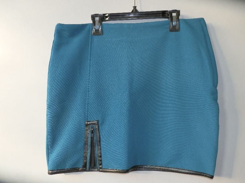 Jupe courte avec fermeture faux cuir
