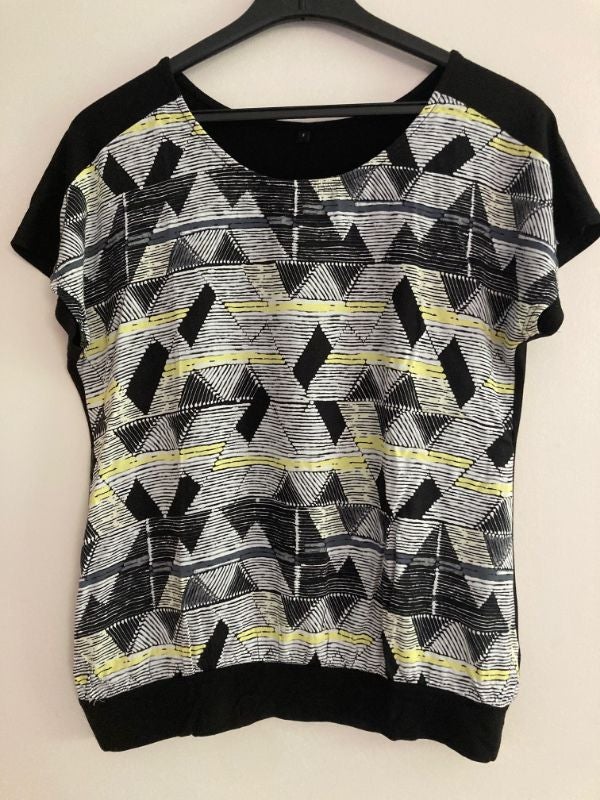 Tee-shirt noir avec motifs