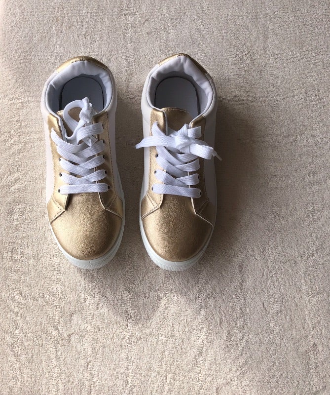 Helline – Jolies sneakers or et blanches