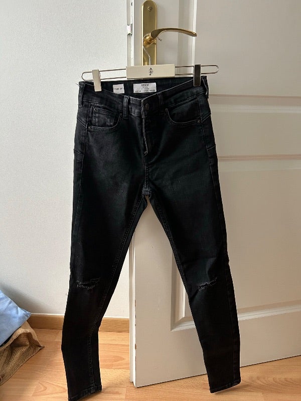 Jean troué noir femme