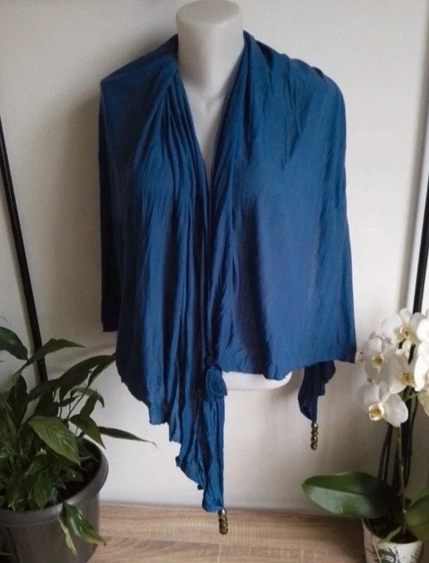 🧣 Etole asymétrique avec bijoux fantaisies et pompoms