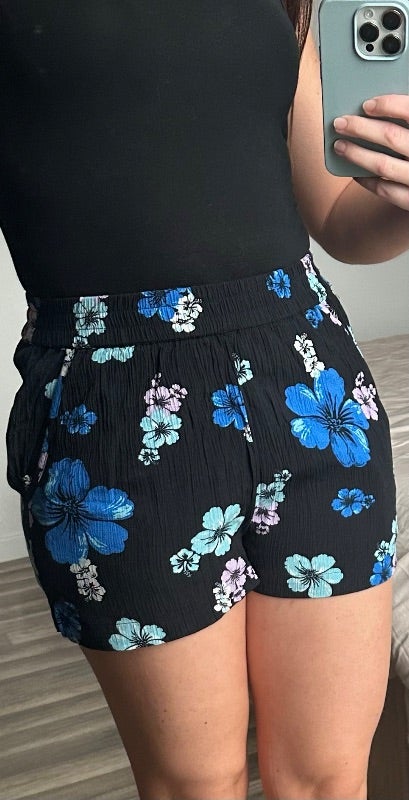 Short noir taille haute avec motifs fleurs bleus
