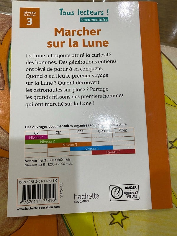 Livre marcher sur la lune