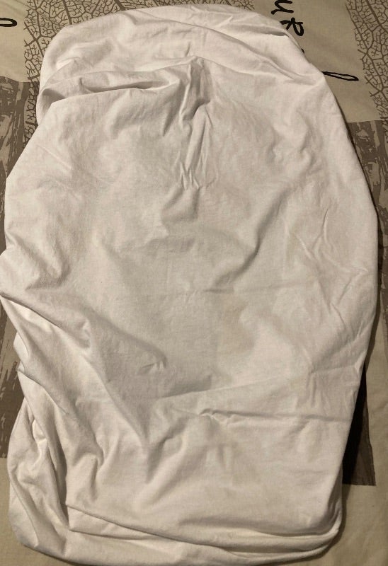 2 draps housse pour lit bébé 1 blanc et 1 crème En très bon état lavé et aucunes taches