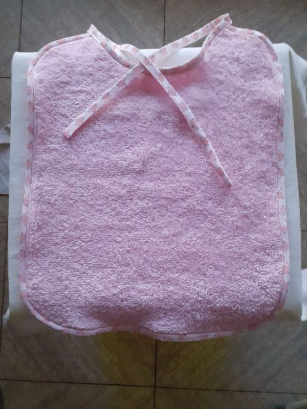 Bavoir en tissu éponge rose clair