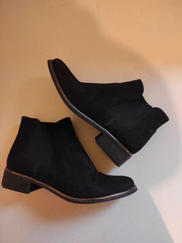 Bottines basses noires façon daim petit talon