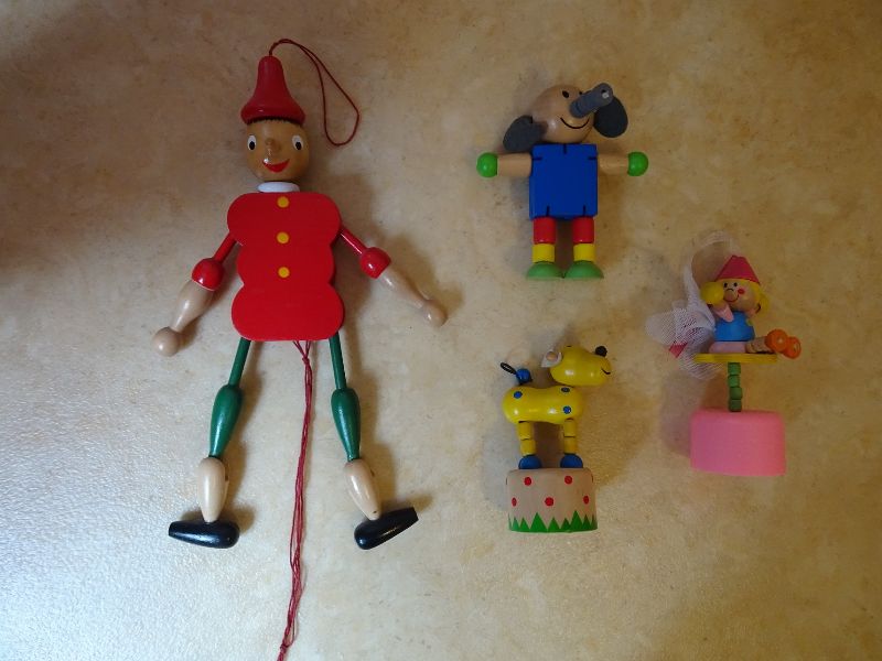Lot de petits jouets en bois et pantin pinocchio