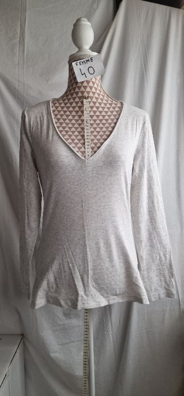 Tee-shirt, gris clair, en très très bon état, en coton, longueur 62cm, largeur d'épaule 39cm