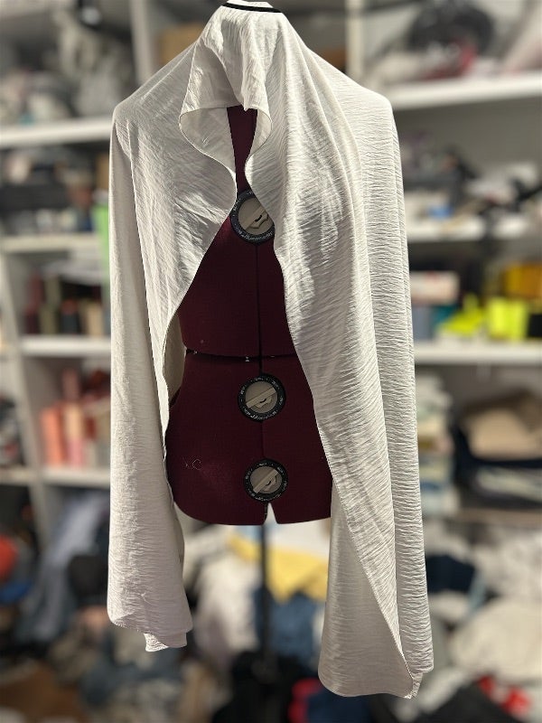 Écharpe blanche texturée – Style élégant et fluide