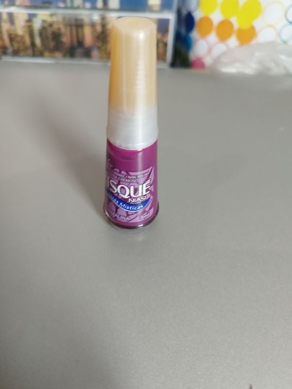 Vernis à ongles violet marque risqué