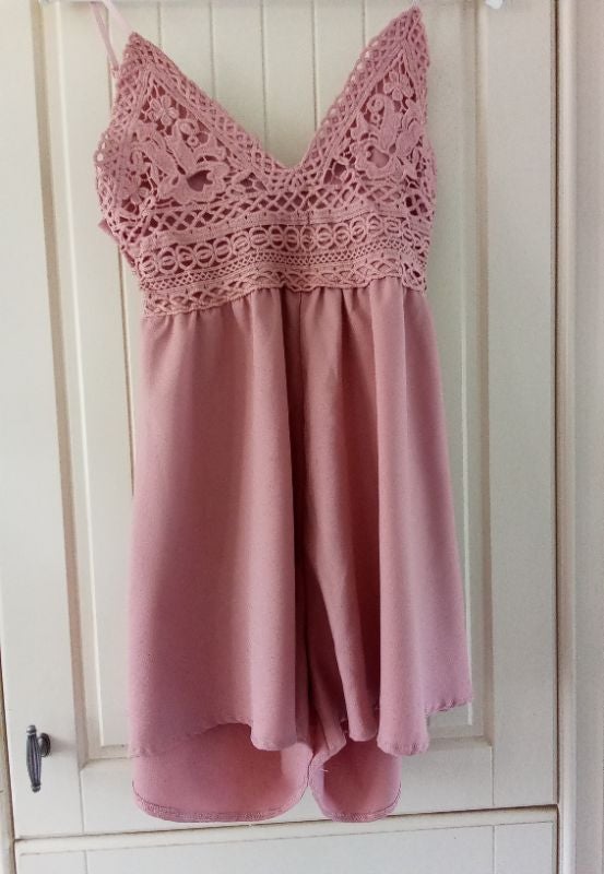 Combishort rose poudré dos nu avec broderies et noeud sur l'arrière
