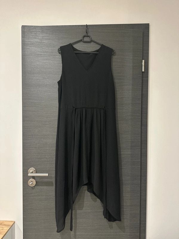 Robe noire asymétrique