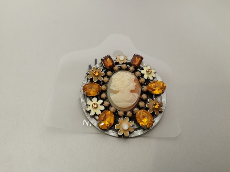 Broche fantaisie femme