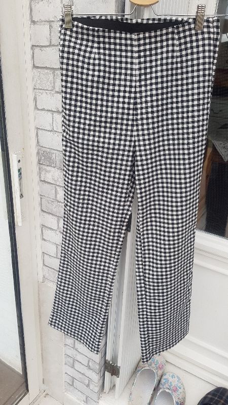 pantalon simple à carreaux blancs et noirs