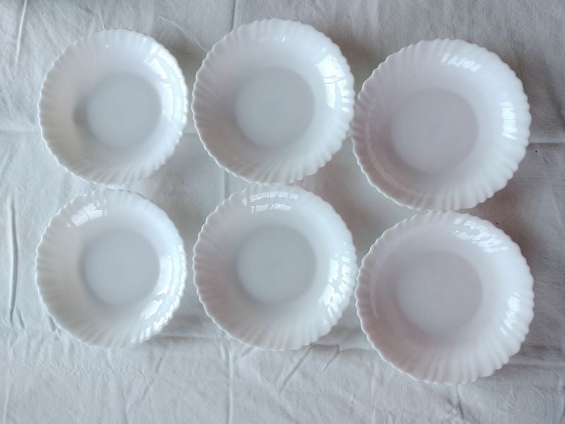 6 petites assiettes blanches marque Arcopal