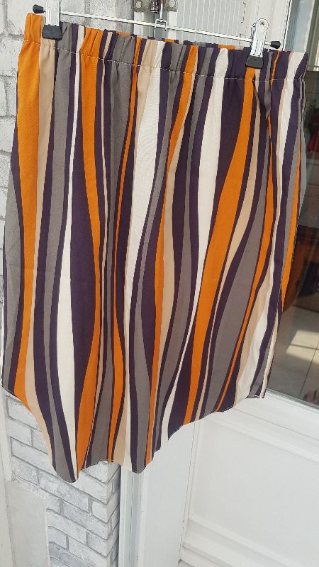jupe mi-longue plusieurs couleurs arrondie bas de la jupe