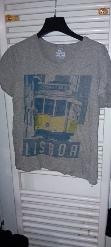 Tee-shirt gris écrit lisboa