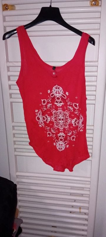 débardeur rouge avec motifs