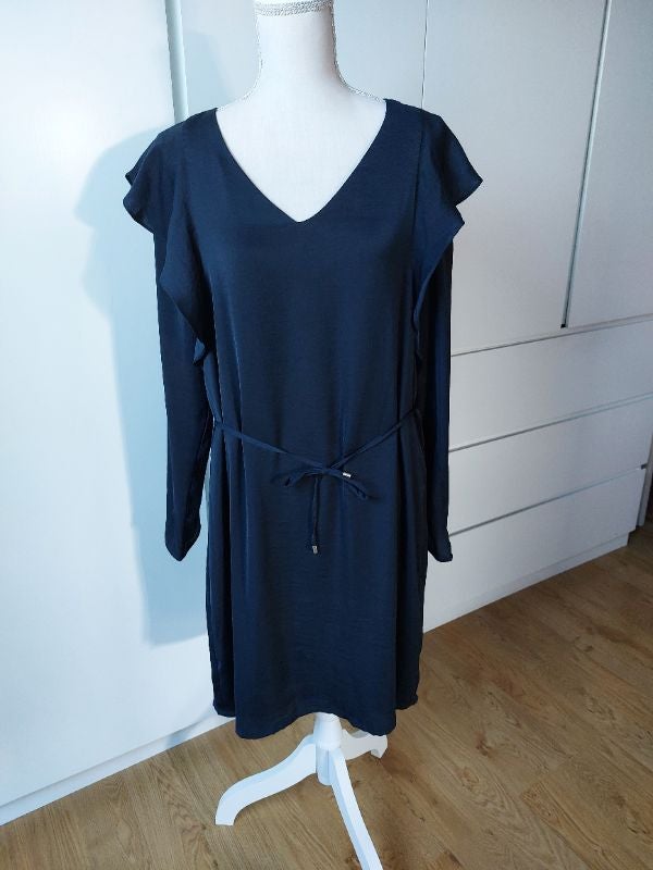 Petite robe noire satinée manches longues épaules volantées