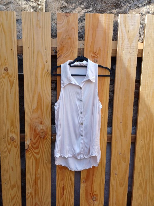 Jolie blouse sans manches satinée