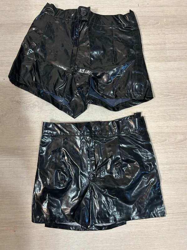 2 shorts en similicuir