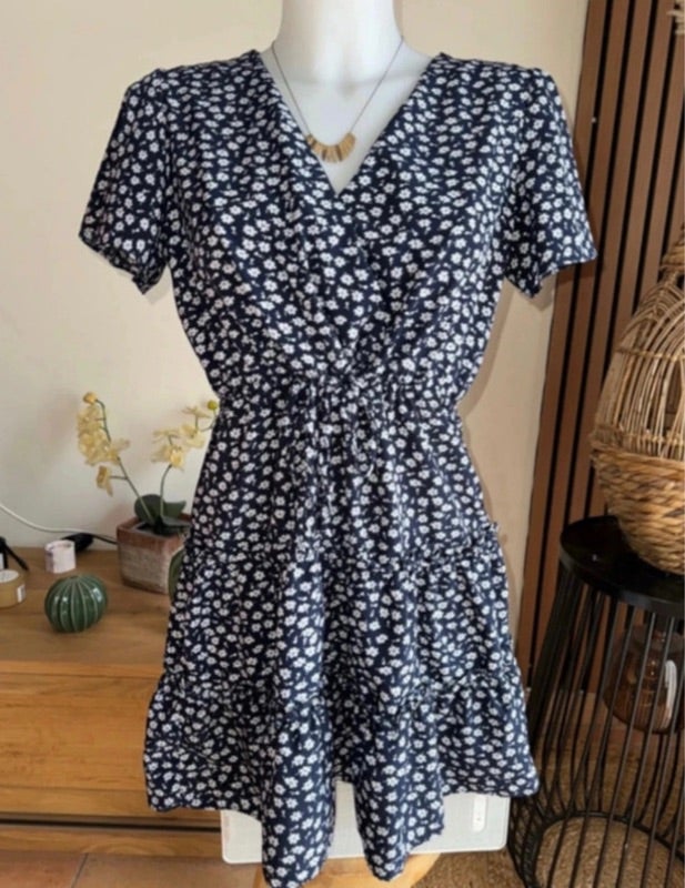 Robe bleue marine à fleurs blanches