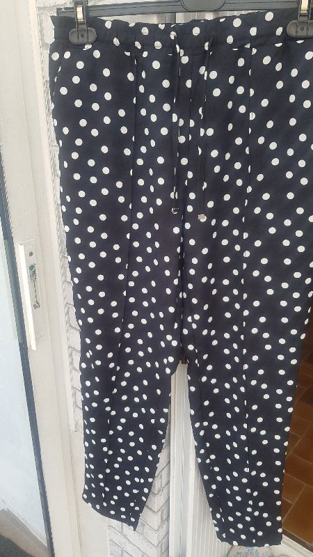 Pantalon noir à pois blancs