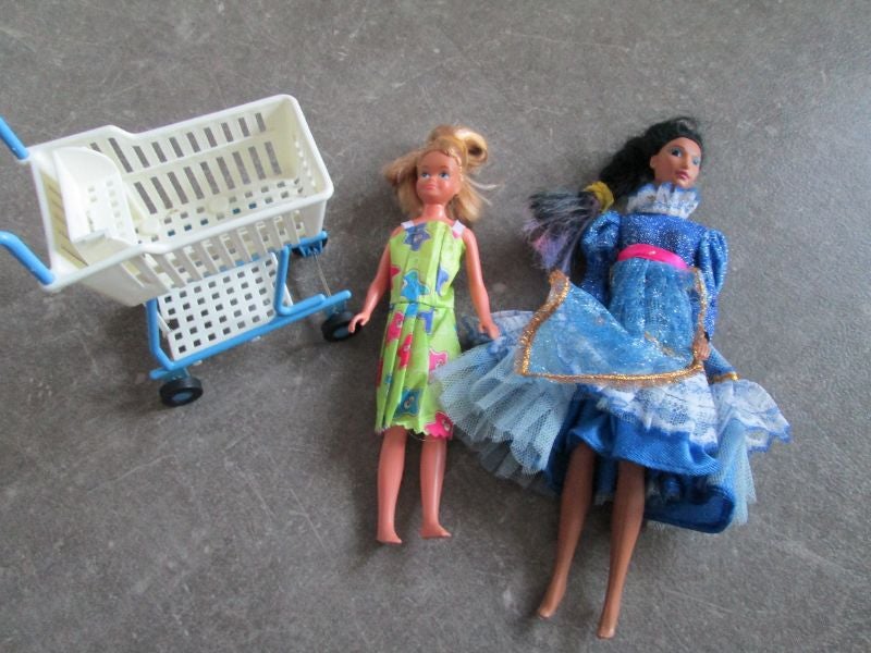 Barbie + chariot