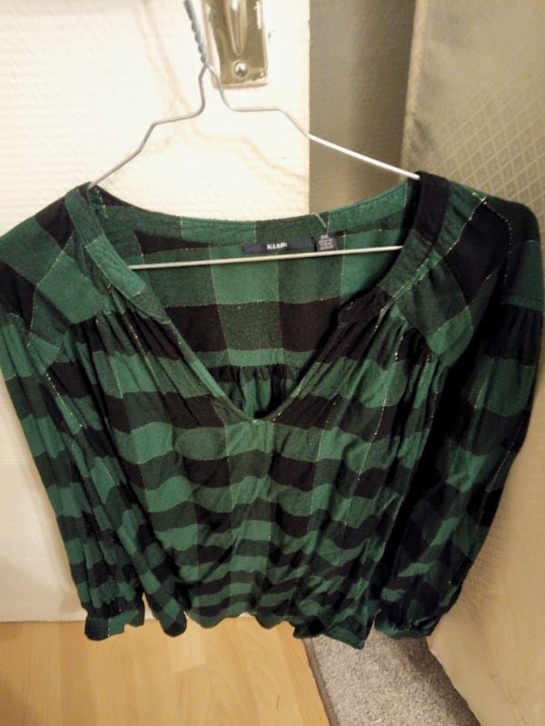 Blouse verte et noire