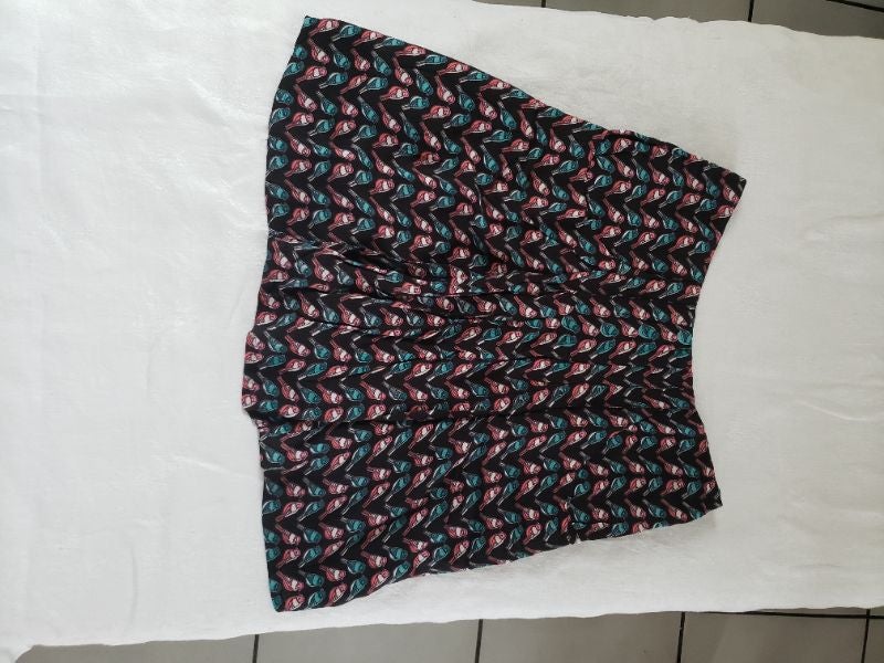 Jupe courte motifs petits oiseaux bleu et rose