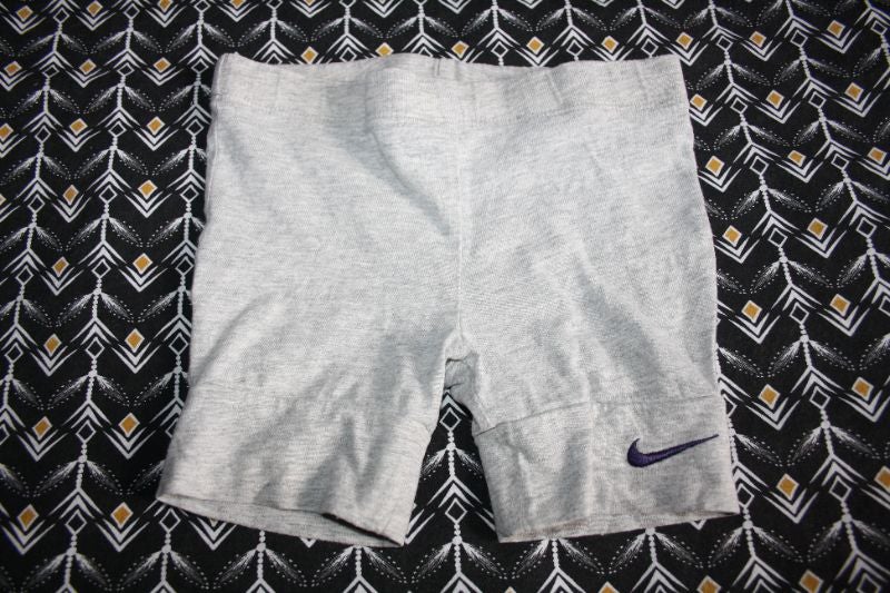 Short gris Nike en 12-18 mois