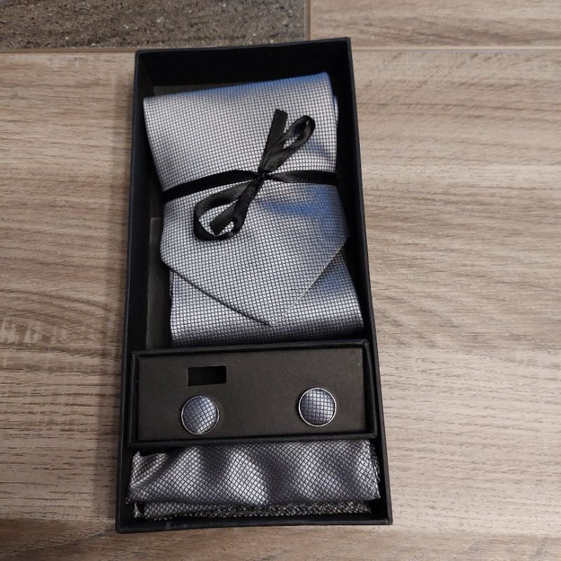 Coffret cadeau cravate boutons manchettes 15 €