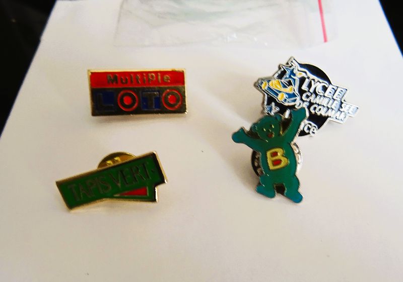 lot 4 pin's dont 1 rare