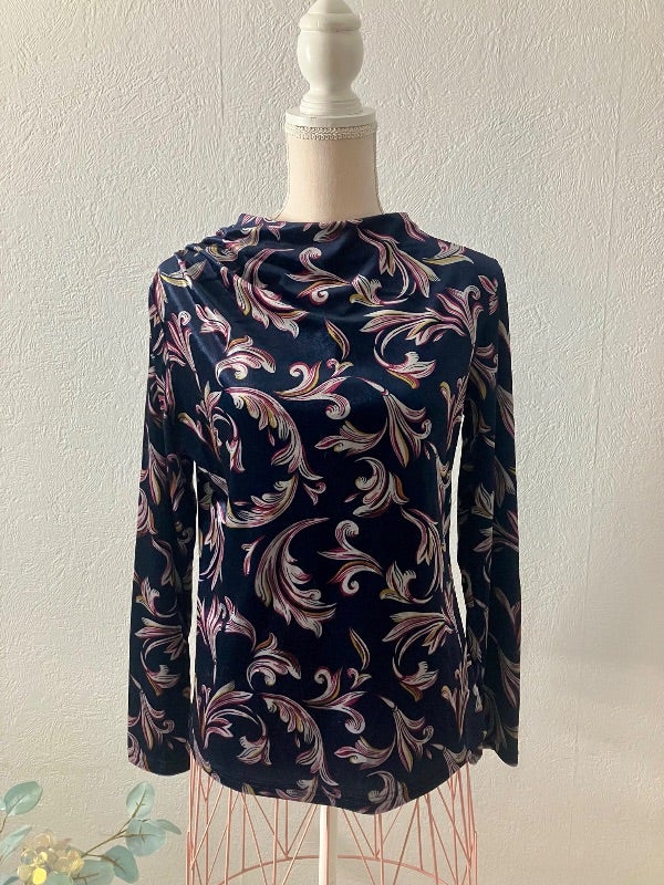 Joli haut bleu marine à motifs