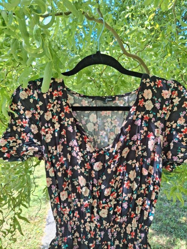Robe fleurie et asymétrique