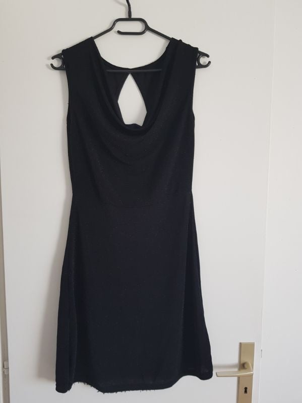 Robe noire brillante